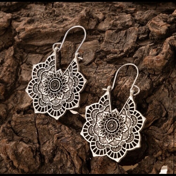 LAST PAIR: Antique silver basket weave hoop earrings - Picture 5 of 5